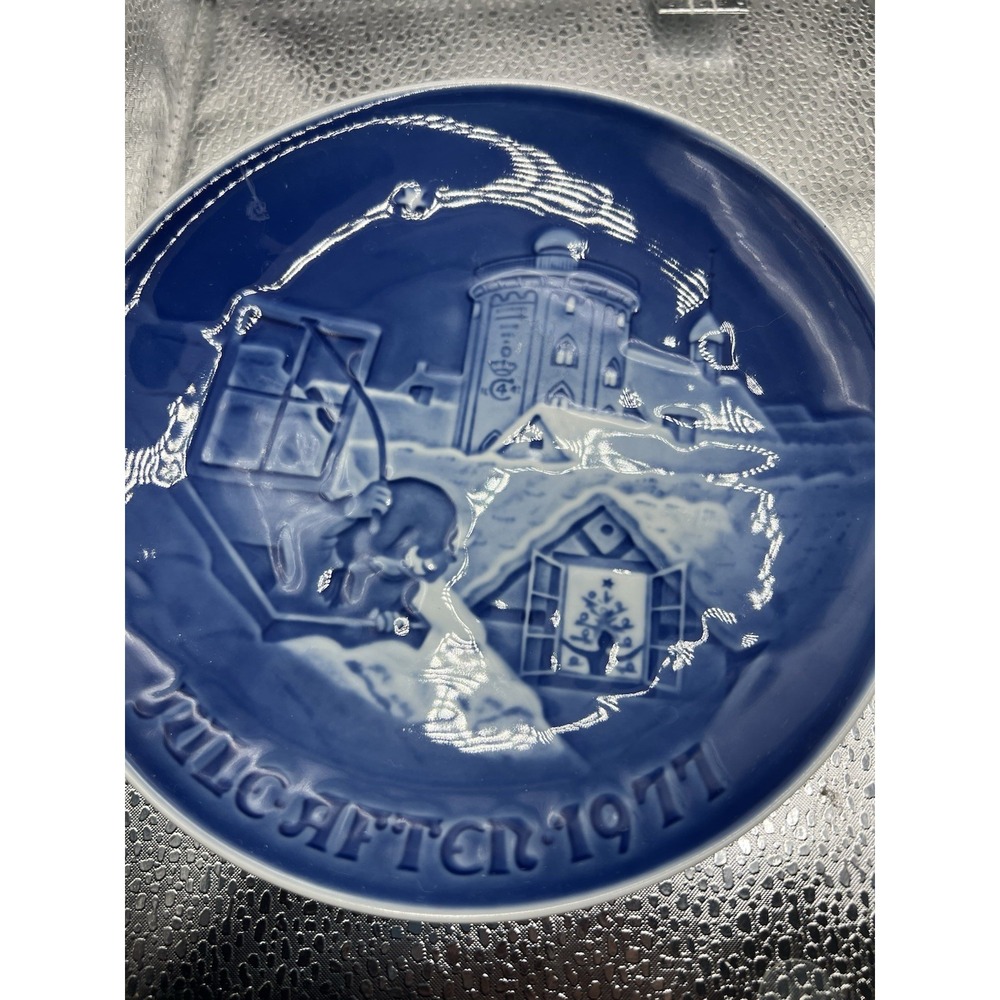 ROYAL COPENHAGEN 1977 "Copenhagen‎ Christmas" Denmark Christmas 7"  Plate